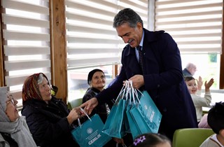 Miniklerden Yaşlı Konukevi'ne Ziyaret